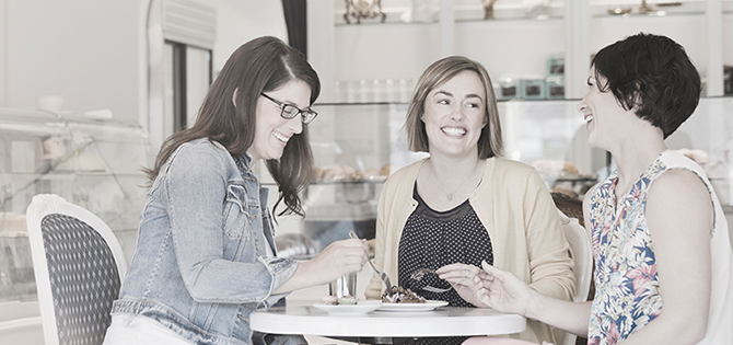 actor portrayal of three female friends having lunch